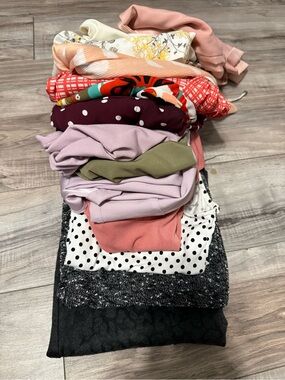 Bundle of New York and Company women’s Tops and 2 skirts.Tops XS skirts 0.